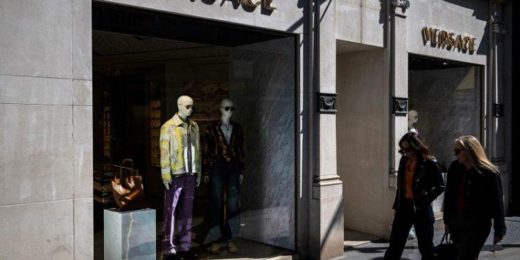 Prada Group says it has purchased fashion rival Versace in a deal worth nearly $1.4 billion