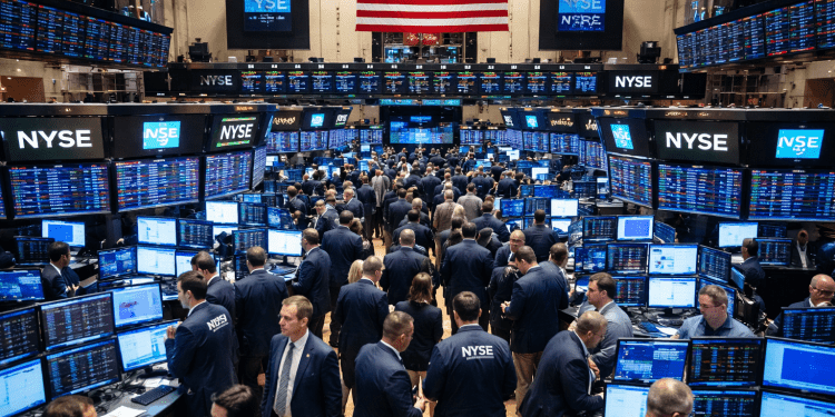 US stocks close deep in red, Dow tumbles 739 points on war jitters