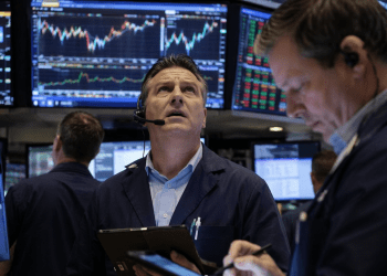 US equities hit peaks ahead of heavy earnings calendar