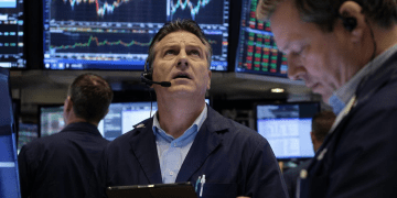 US equities hit peaks ahead of heavy earnings calendar