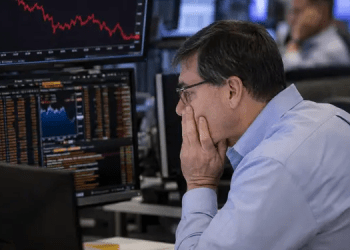 UK equities hover at three-week lows as investors assess global risks