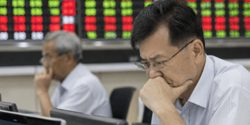 Kospi Index slides as foreigners dump ahead of Samsung earnings