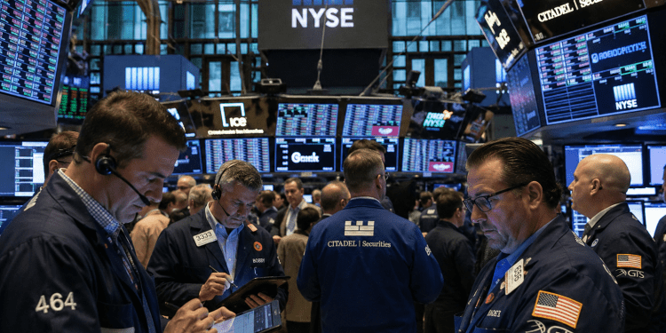 AI trade is turning increasingly volatile: experts suggest ways to manage the risk