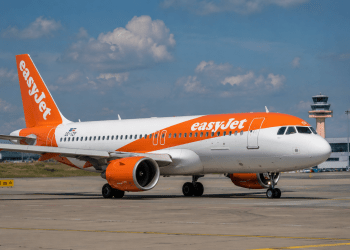 easyJet share price in focus as Apollo tables richer bid to outflank Castlelake