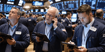 Dow falls nearly 400 points as chip selloff deepens, Wall Street posts weekly loss